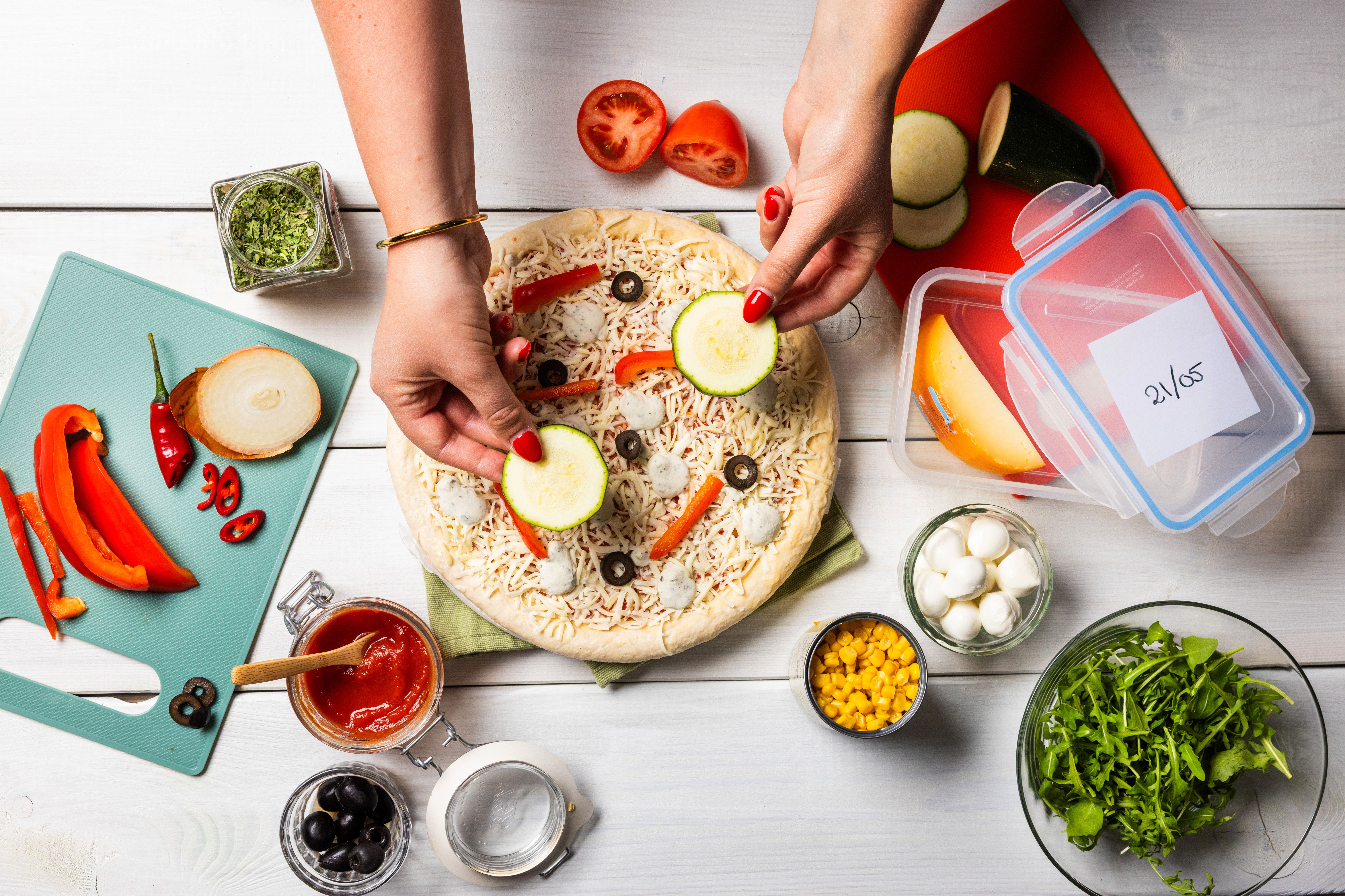 Picture - Pizza beleggen met restjes groenten en vlees