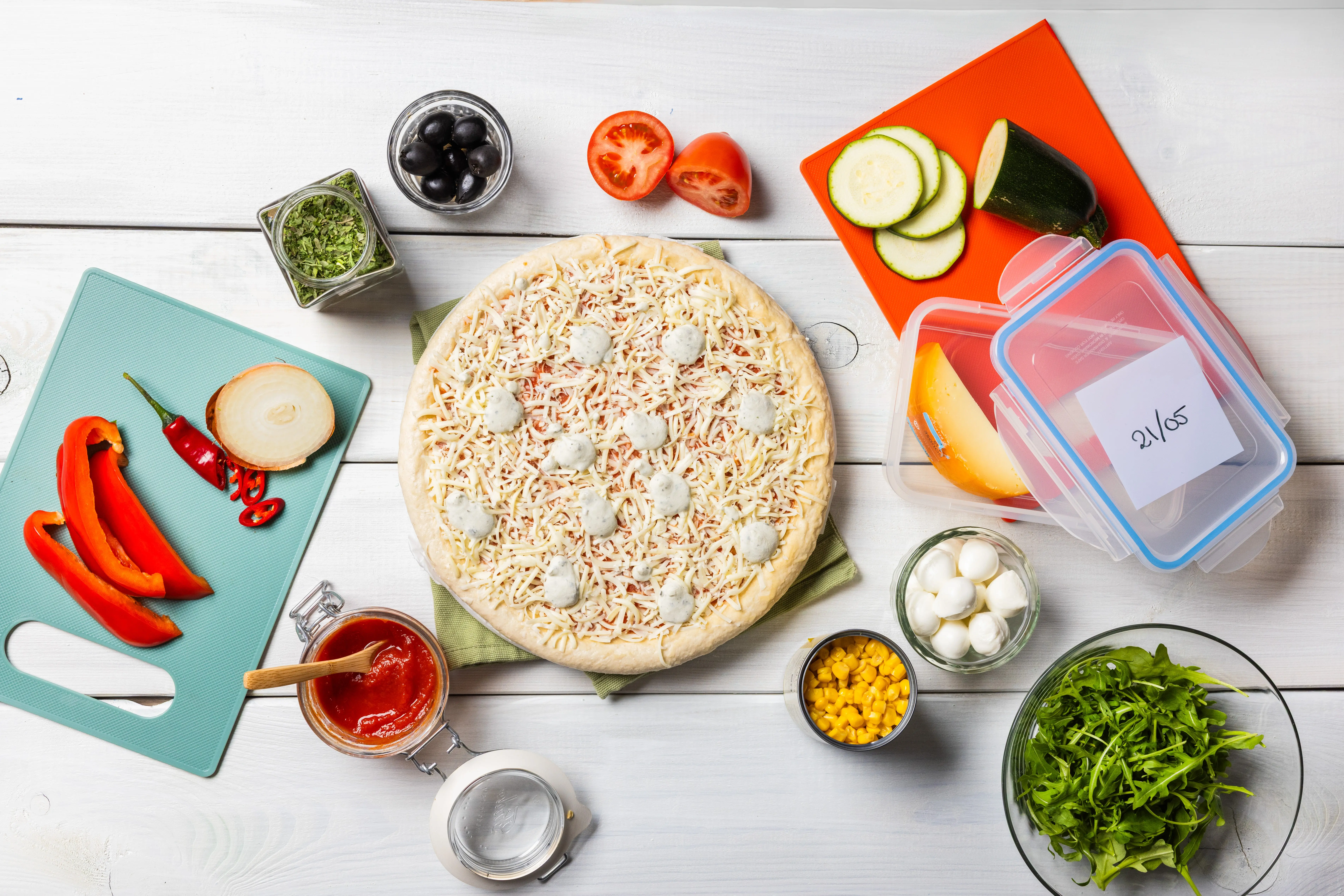 Pizza bianca of pizza met tomatensaus