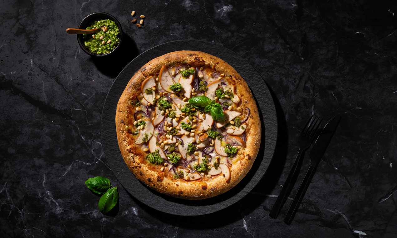 Pizza gerookte kip pesto