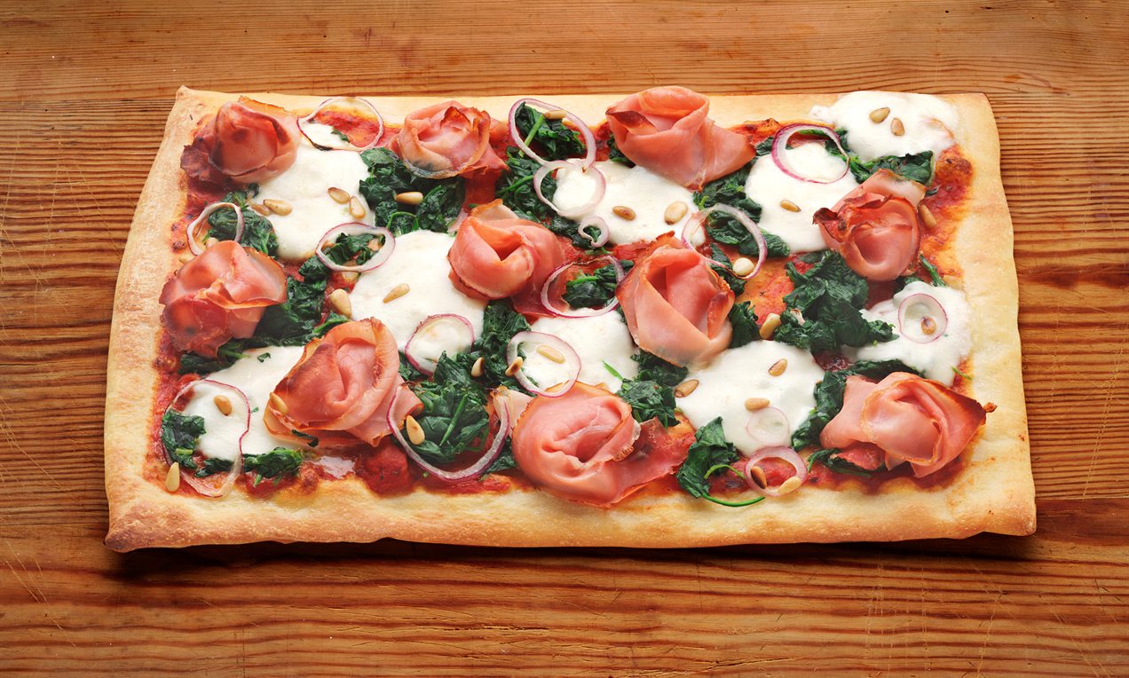 Pizza met ham en spinazie