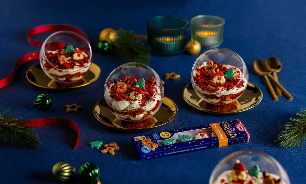 Chocofiguurtjes op een red velvet sneeuwbol
