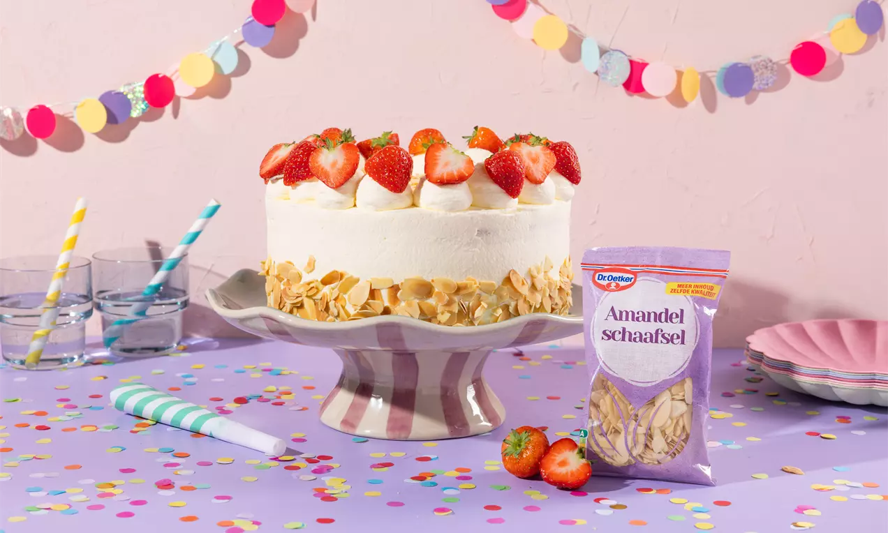 Slagroomtaart met aardbeien en amandelschaafsel