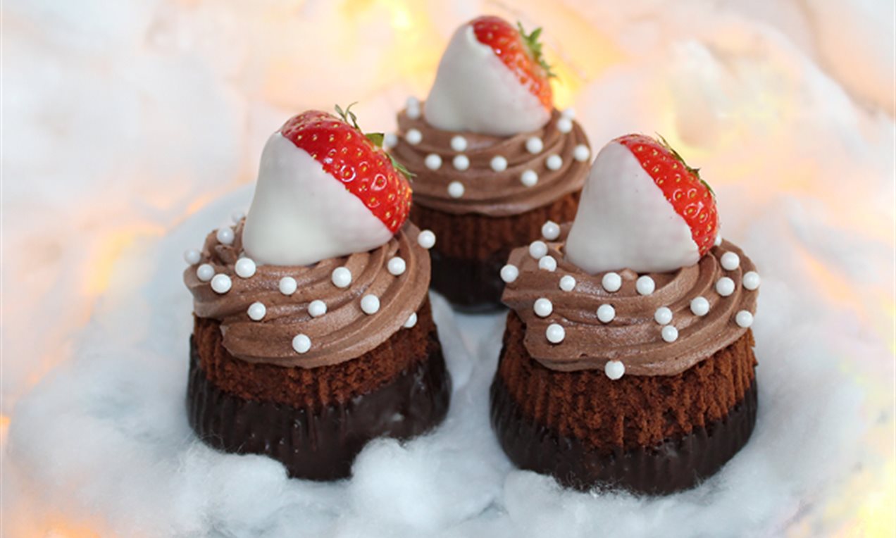 Kerst cupcakes choco met aardbeien