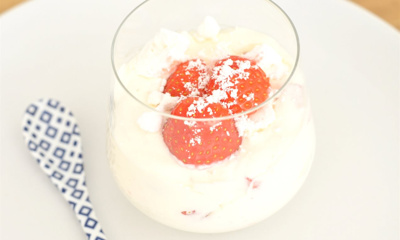 Romige yoghurt met aardbei en meringue