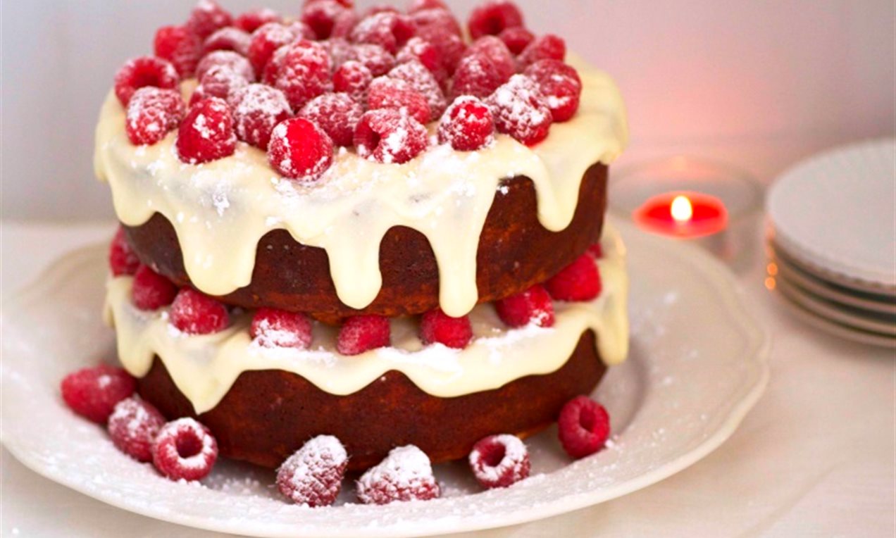 Kersttaart met frosting en frambozen