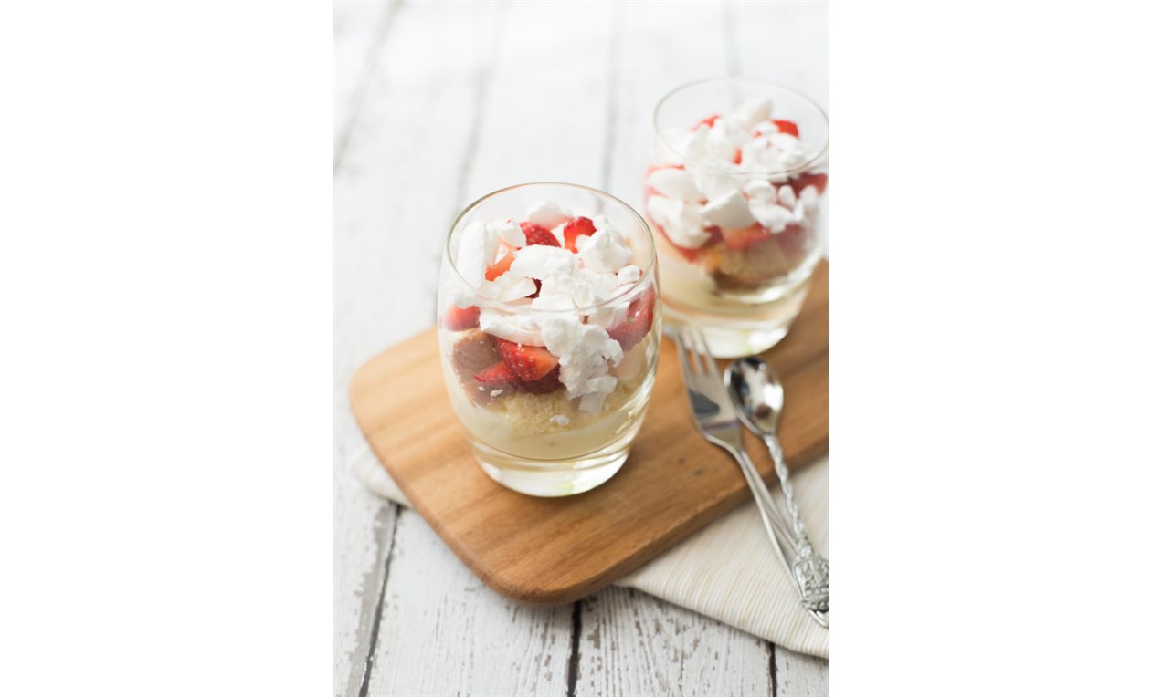 Trifle met citroenroom, meringue en aardbeien
