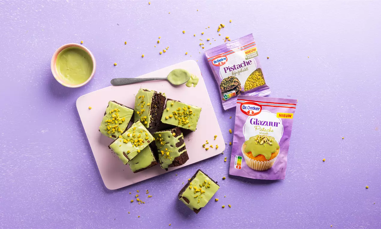 Brownies met pistache glazuur en fijngehakte pistache