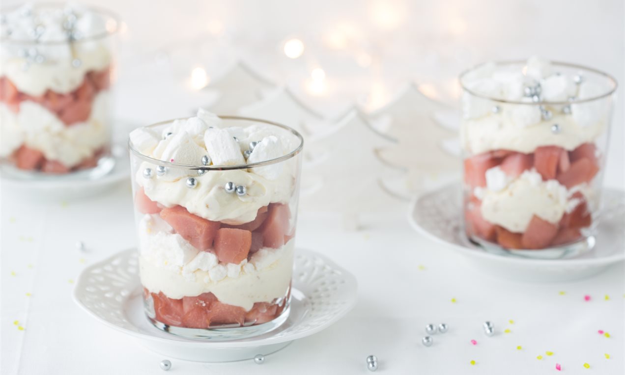 Winterse Eton Mess met stoofpeertjes en stroopwafels