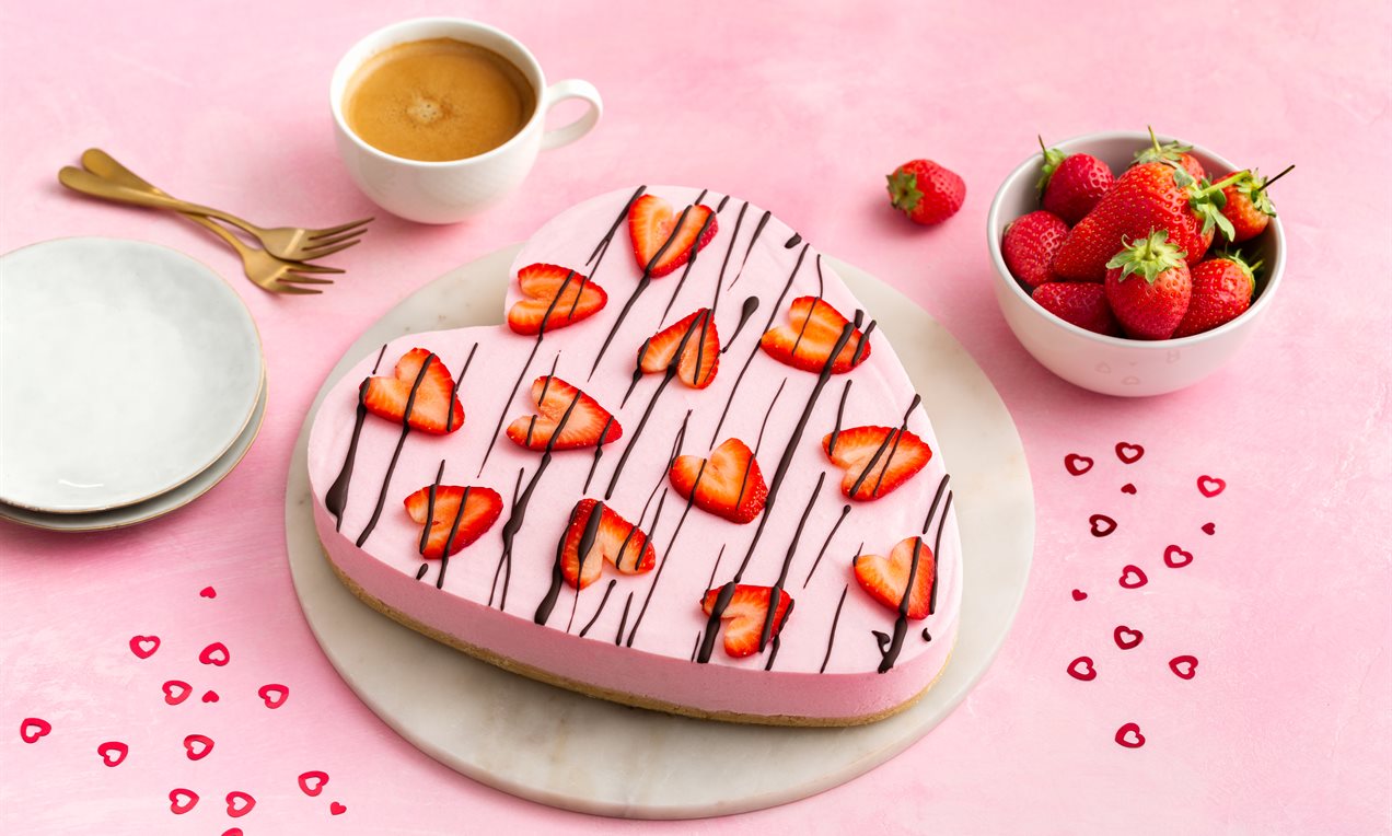 Hartjeskwarktaart met chocoglazuur en aardbeien