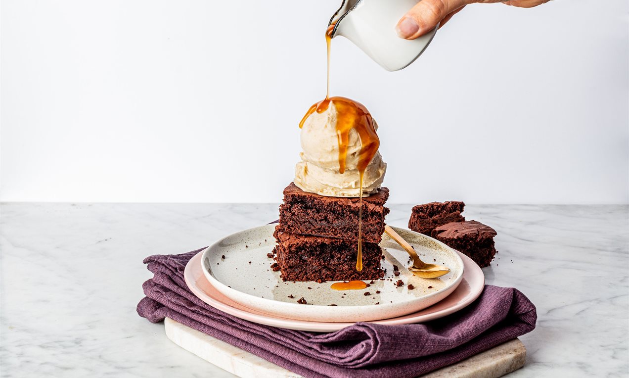 Vegan brownies met bananenijs en karamel