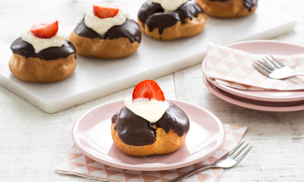 Grote slagroomsoes met chocoglazuur