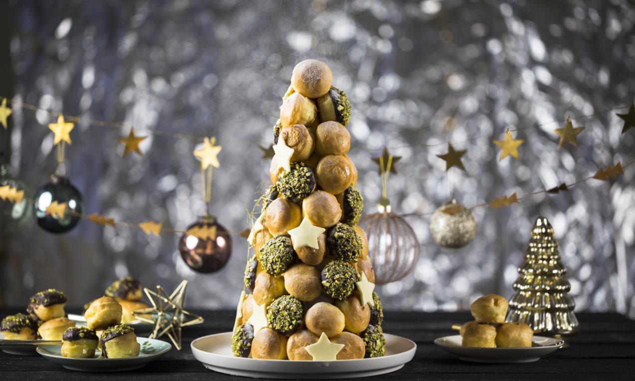 Croquembouche met chocolade, karamel en pistache