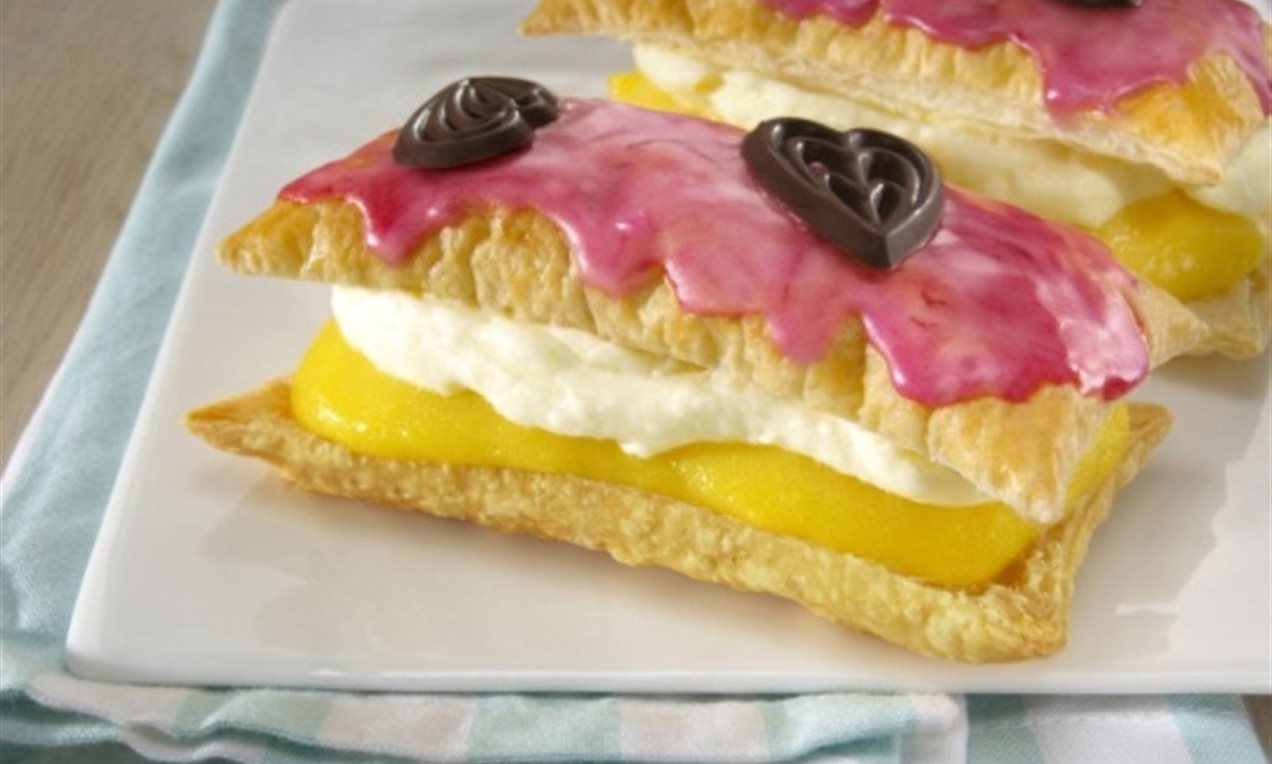 Zwitserse tompouce met frambozenglazuur